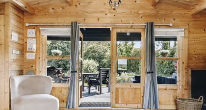 Lake Log Cabin - Hot Tub & Tranquil Surroundings