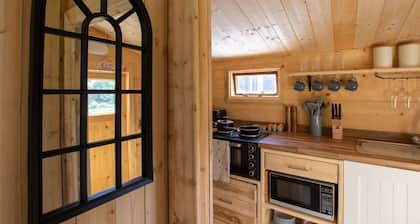 Lake Log Cabin - Hot Tub & Tranquil Surroundings