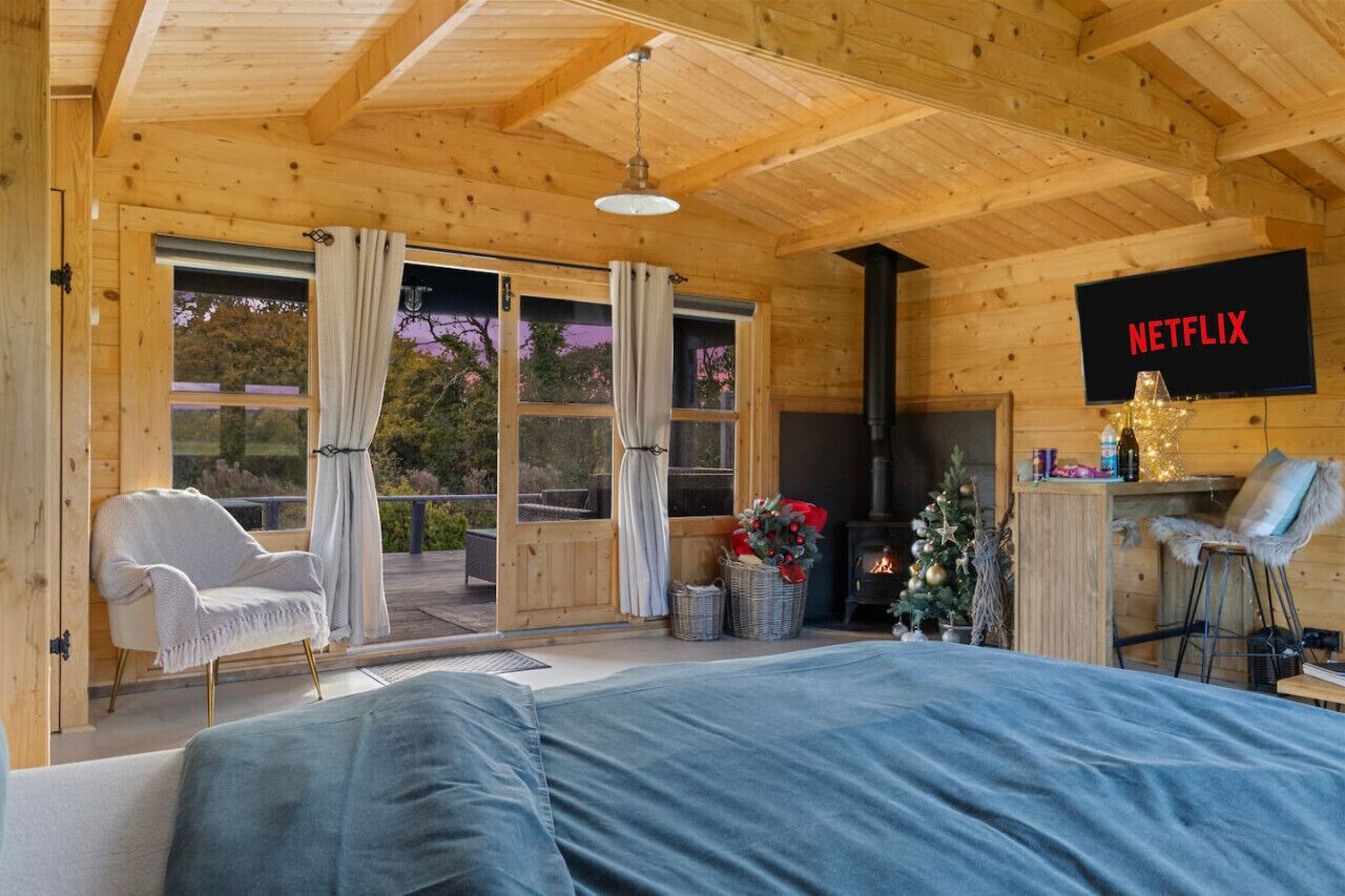 Desk, iron/ironing board, WiFi, bed sheets
