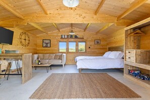 Desk, iron/ironing board, WiFi, bed sheets