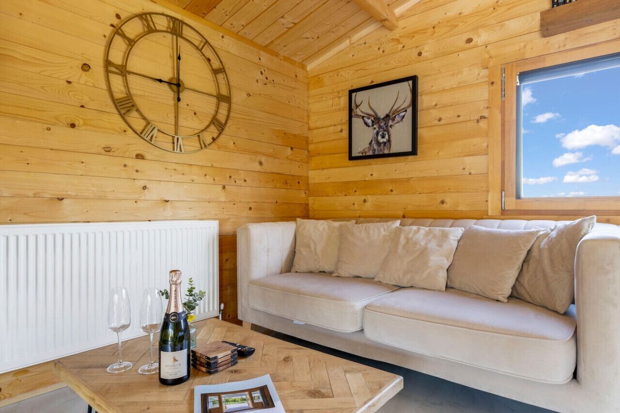 Fernseher, Kamin, Stereoanlage