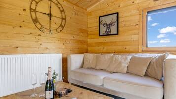 Een televisie, een open haard en een stereo