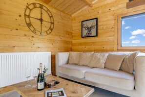 Una televisión, una chimenea, un reproductor estéreo