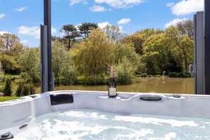 Bañera de hidromasaje al aire libre