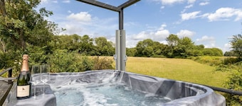 The Lake House - Private Hot Tub