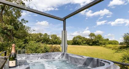 The Lake House - Private Hot Tub
