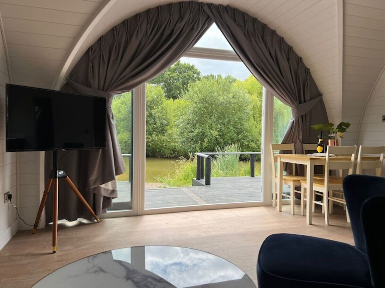 The Lake House - Private Hot Tub - South Downs