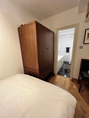1 bedroom, iron/ironing board, WiFi, bed sheets - Chic flat near Abbey Road (London)