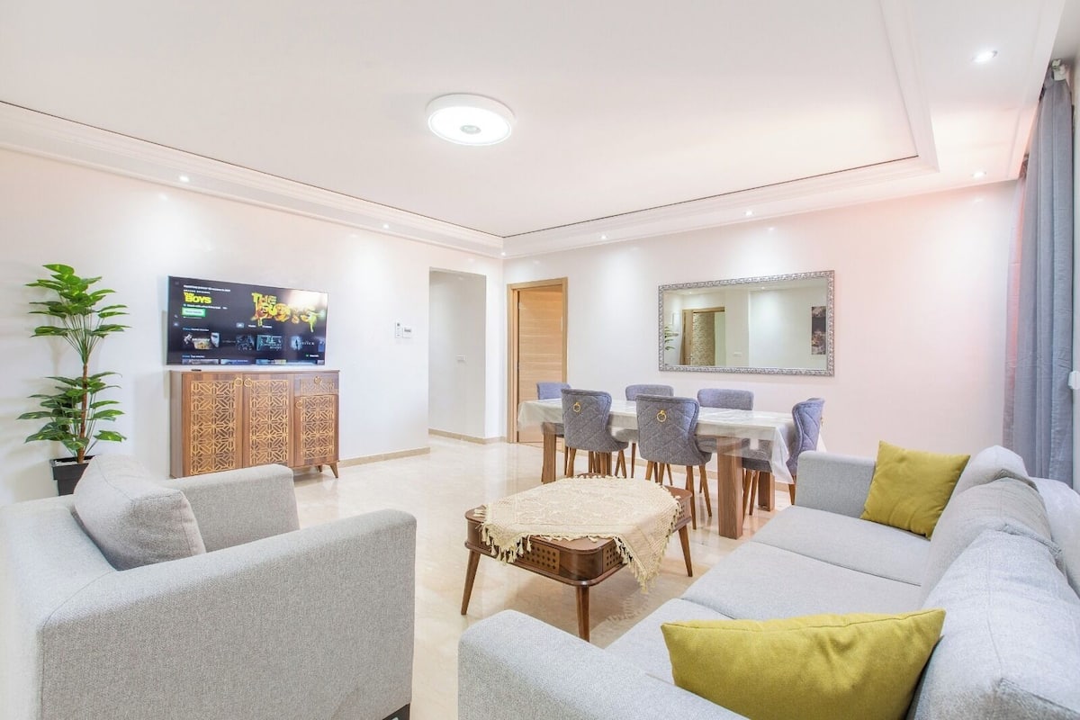 Senior appartement | Woonruimte | Een 52-inch lcd-televisie met satellietzenders, een televisie en Netflix