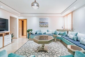 Leilighet – premium | Oppholdsområde | En 52-tommers LCD-TV med Parabol-TV samt TV og Netflix