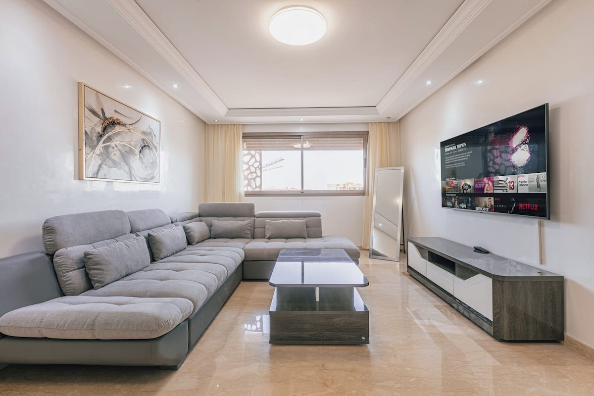 Familie appartement | Woonruimte | Een 52-inch lcd-televisie met satellietzenders, een televisie en Netflix