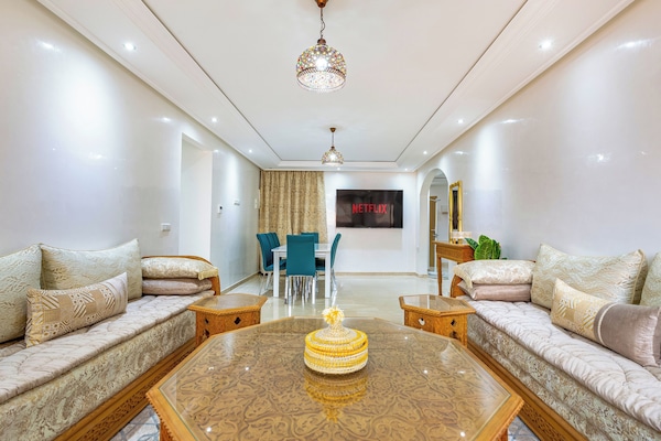 Apartamento Premium | Zona de estar | Televisión LCD de 52 pulgadas con canales por satélite, una televisión