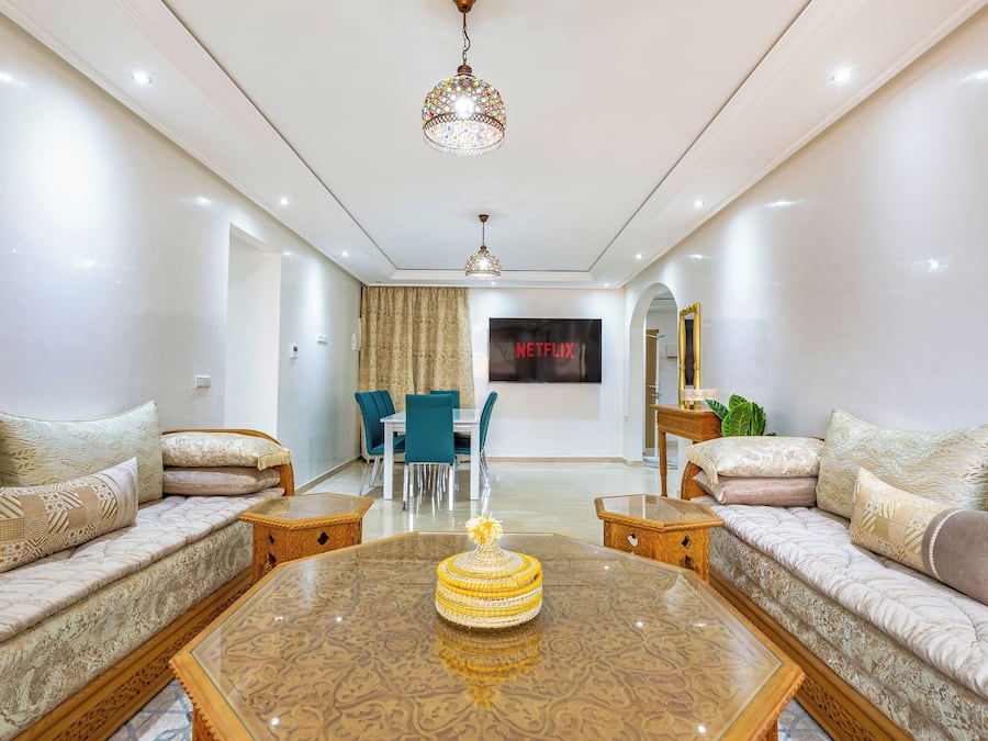 Leilighet – premium | Oppholdsområde | En 52-tommers LCD-TV med Parabol-TV samt TV og Netflix