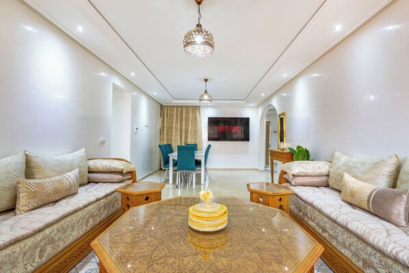 Premium Apartment | Living area | 52-inch LCD TV with satellite channels, TV, Netflix - Migdal Gueliz Apart Hôtel, by résidence Hamza (Marrakech)