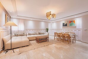 Loftsleilighet – elite | Oppholdsområde | En 52-tommers LCD-TV med Parabol-TV samt TV og Netflix