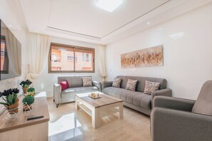 Deluxe Apartment | Living area | 52-inch LCD TV with satellite channels, TV, Netflix - Migdal Gueliz Apart Hôtel, by résidence Hamza (Marrakech)