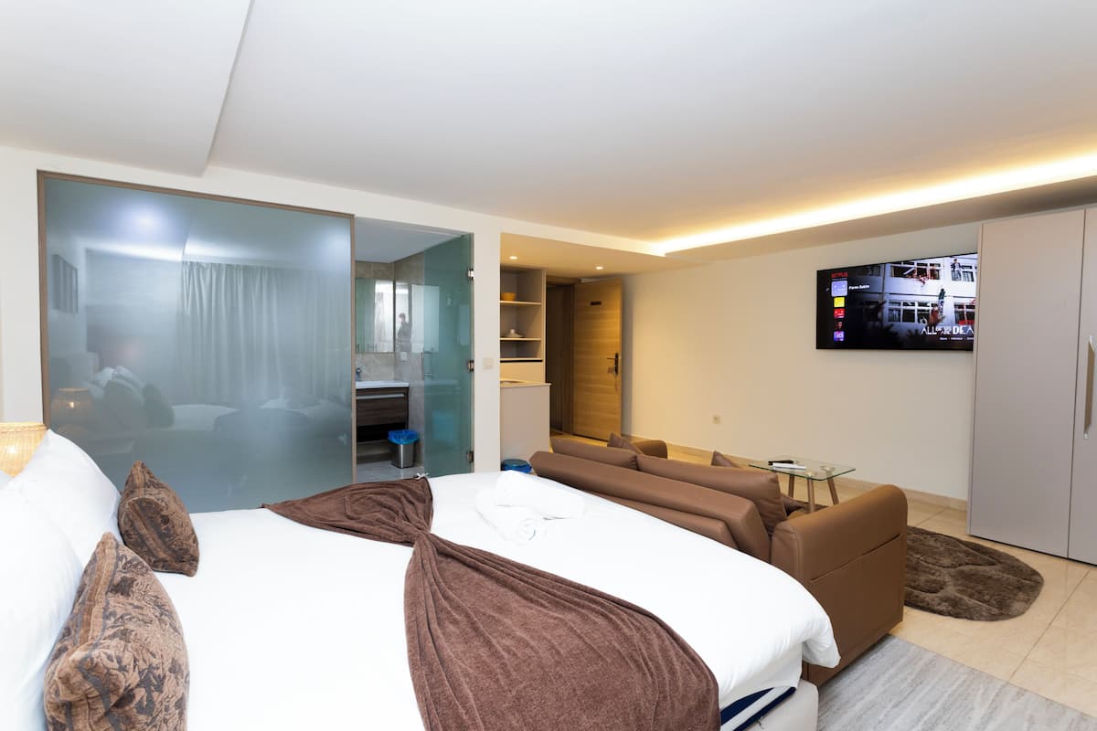 Ropa de cama de alta calidad y caja de seguridad en la habitación