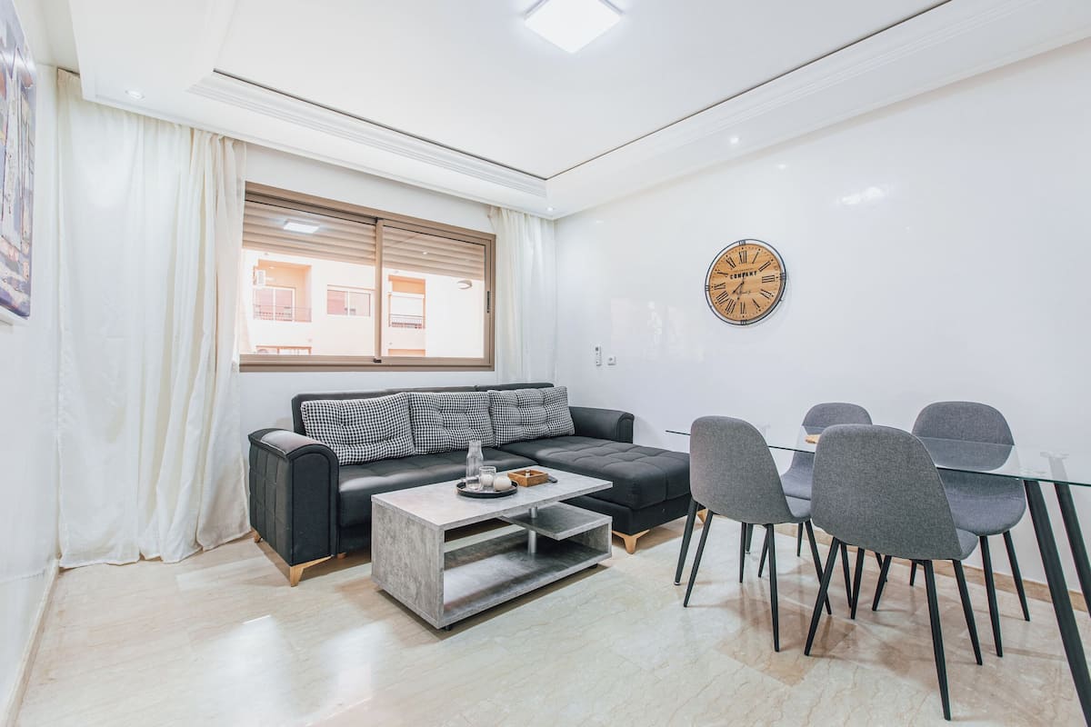Deluxe appartement, balkon, uitzicht op stad | Woonruimte | Een 52-inch lcd-televisie met satellietzenders, een televisie en Netflix