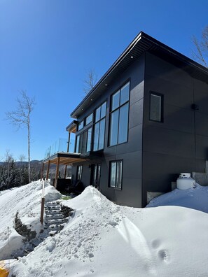 Exterior - New chalet with contemporary look and river view! (Petite-Rivière-Saint-François)