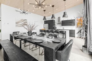 Dining - New chalet with contemporary look and river view! (Petite-Rivière-Saint-François)
