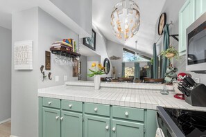 Fridge, microwave, oven, stovetop - Waikoloa Hills, One Bedroom One Bathroom Bbq Area (Waikoloa)