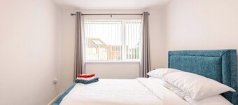 4 bed House - Private Garden - Free Parking