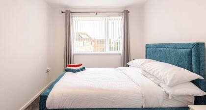 4 bed House - Private Garden - Free Parking