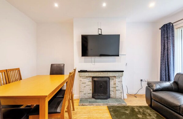 House | Interior - 4 bed House - Private Garden - Free Parking (Newtownards)