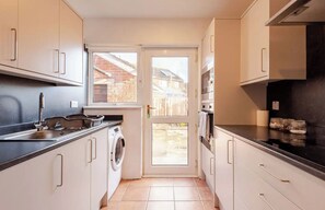 House | Private kitchen | Fridge, microwave, oven, stovetop - 4 bed House - Private Garden - Free Parking (Newtownards)