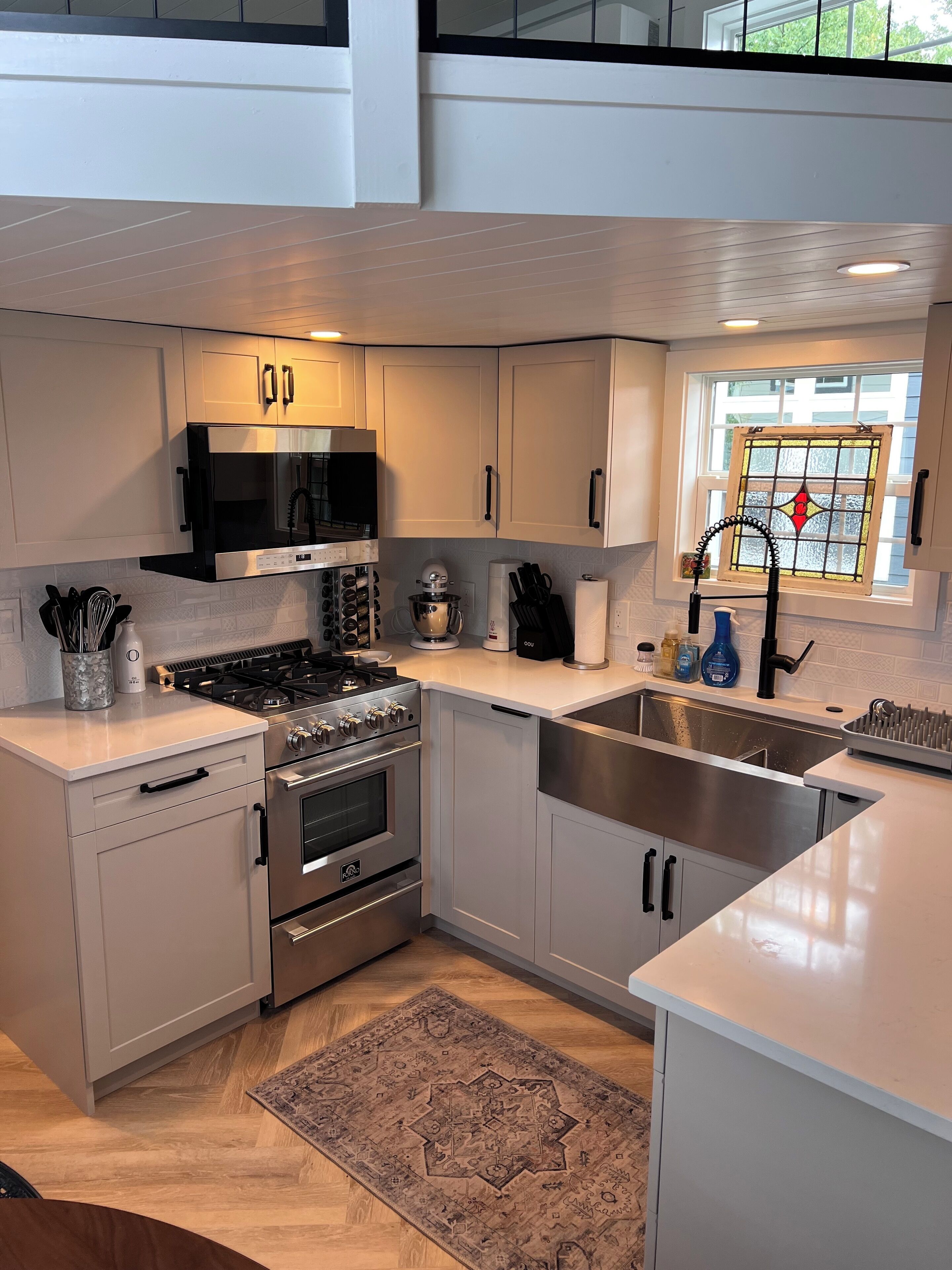 Mikrobølgeovn, ovn, kokeplater og oppvaskmaskin