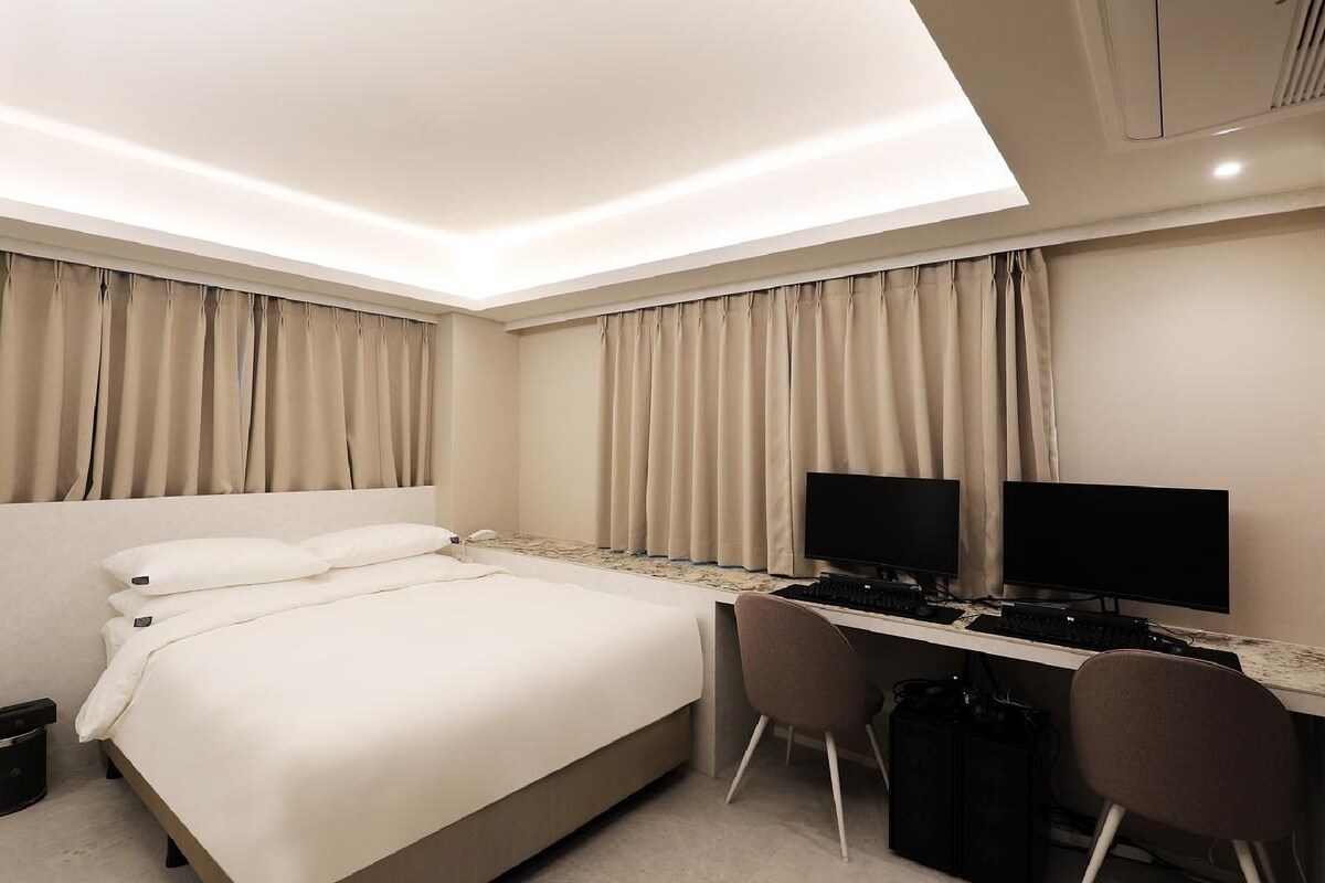 Business Double - Breakfast Included | Ropa de cama de alta calidad, edredón y escritorio