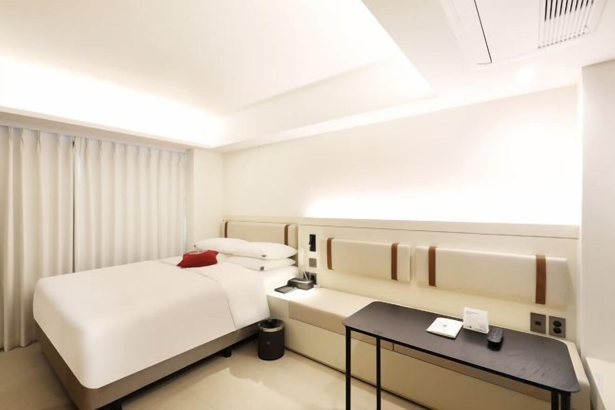 Premium bedding, down comforters, desk, laptop workspace