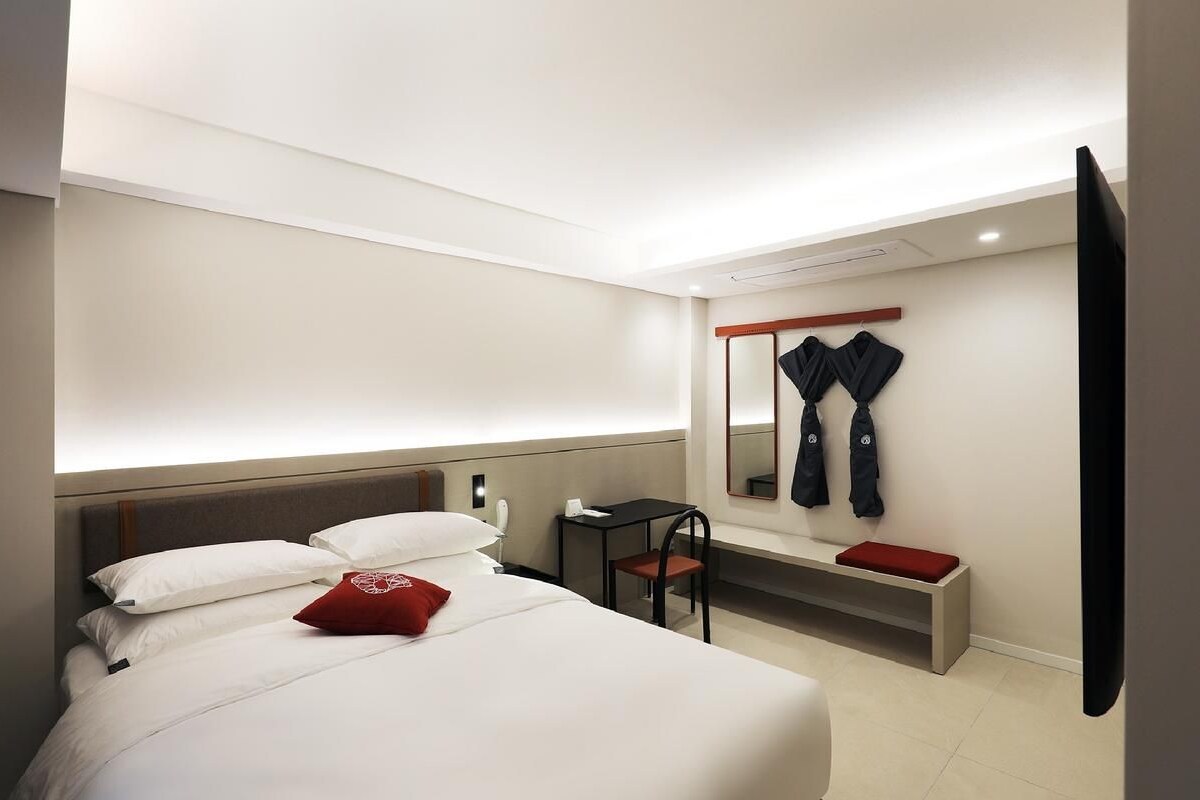 Residence Double - Breakfast Included | Ropa de cama de alta calidad, edredón y escritorio