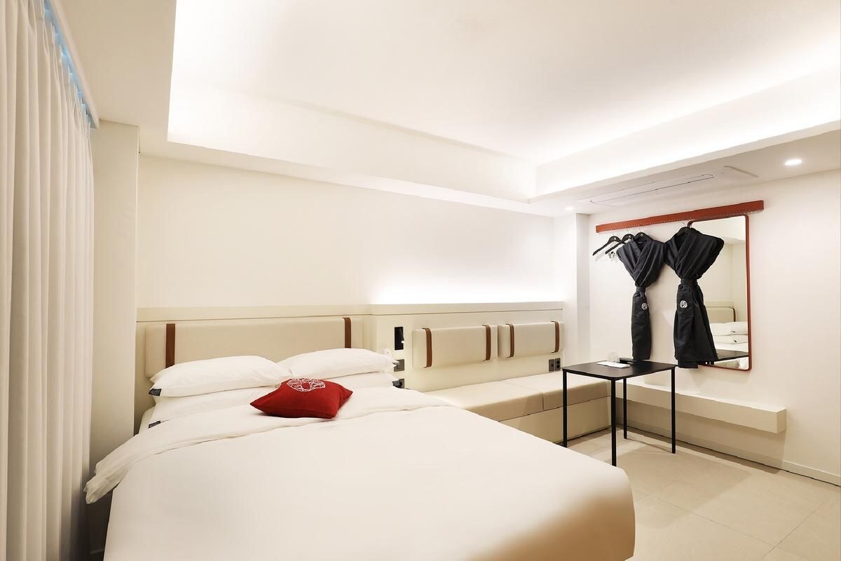 Deluxe Double - Breakfast Included | Ropa de cama de alta calidad, edredón y escritorio