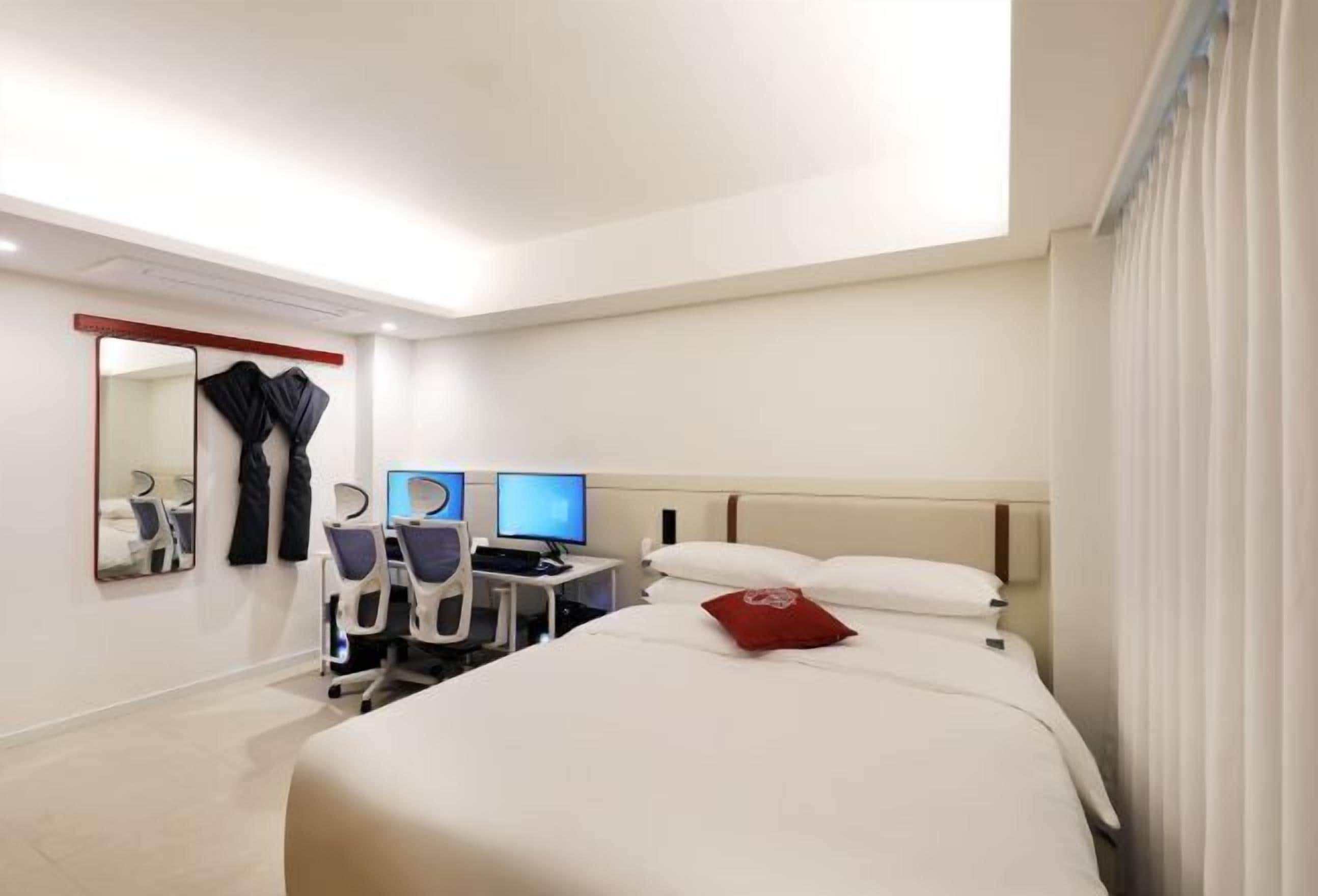 Premium bedding, down comforters, desk, laptop workspace