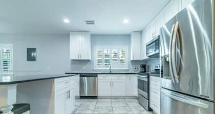 New Listing!! Charming 2/2 cottage in wonderful Homestead with AC, WiFi