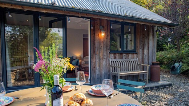 Outdoor dining - Nantyblodau Bach, Newport (Newport)