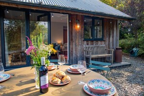 Outdoor dining - Nantyblodau Bach, Newport (Newport)
