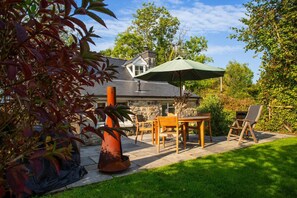 Outdoor dining - Nantyblodau Bach, Newport (Newport)