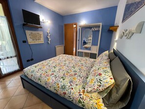 1 soverom, skrivebord, strykejern/-brett og reiseseng for barn