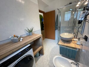 Bruser, hårtørrer, bidet, håndklæder