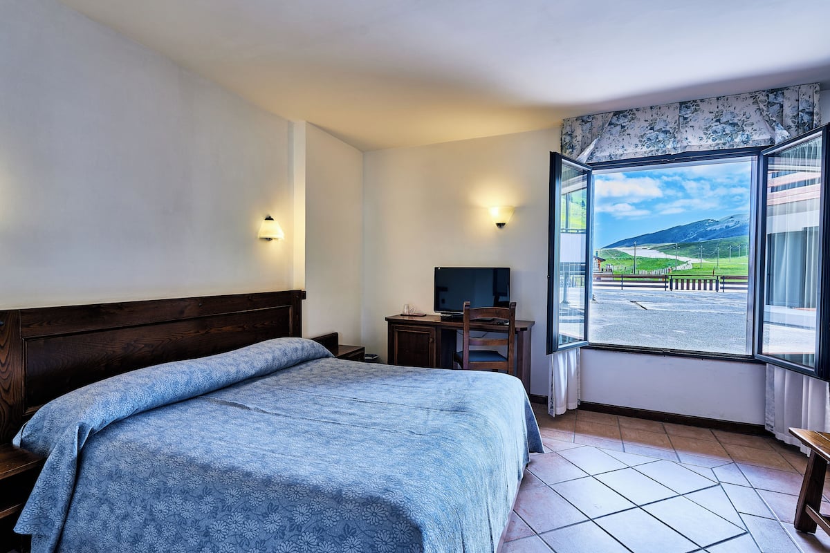 Economy kamer, 1 twee- of 2 eenpersoonsbedden, niet-roken, uitzicht op bergen | Een kluis op de kamer, geluiddichte muren, gratis wifi