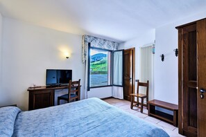 Kamar Double atau Twin Ekonomi, Bebas Asap Rokok, pemandangan gunung | Brankas, kedap suara, dan Wi-Fi gratis