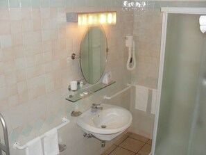 Kamar Double atau Twin Ekonomi, Bebas Asap Rokok, pemandangan gunung | Kamar mandi | Sandal dan kloset