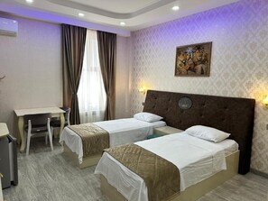 Deluxe-Doppelzimmer, Stadtblick | Hochwertige Bettwaren, Schreibtisch, laptopgeeigneter Arbeitsplatz