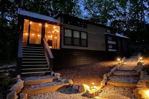 Cozy and quiet lake & mountain tiny home retreat. Fire pit + pet friendly!