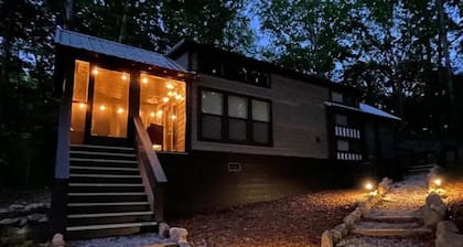 Cozy and quiet lake & mountain tiny home retreat. Fire pit + pet friendly!