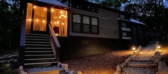 Cozy and quiet lake & mountain tiny home retreat. Fire pit + pet friendly!