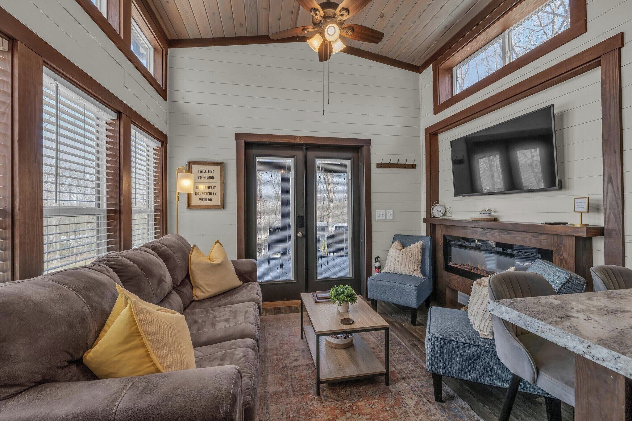 Télévision, cheminée, livres