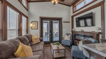 Télévision, cheminée, livres